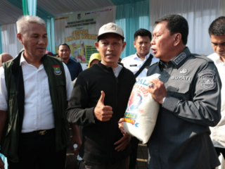 Beras Rp17 Ribu dan Sembako Setengah Harga Diserbu Warga di Tigaraksa