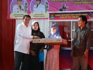 Bupati Tangerang Bagikan Gerobak UMKM, Dorong Warga Jadi Pelaku Usaha