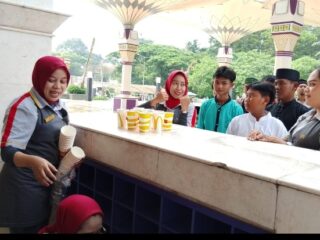 Jumat Berkah, McD Berbagi Minuman Segar untuk Jemaah di Al-Amjad
