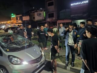 Diduga Geber Kendaraan, Mobil Jazz Dirusak Sekelompok Orang