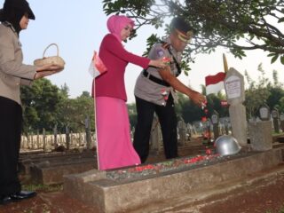 Jelang Hari Bhayangkara, Polresta Tangerang Teladani Semangat Juang dengan Ziarah di Taman Makam Pahlawan