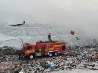 TPA Jatiwaringin Kebakaran, Enam Armada dan 30 Personel Dikerahkan Jinakkan Kobaran Api