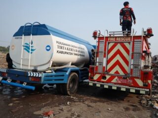 PERUMDAM TKR Siagakan 10 Mobil Tangki dan Buka Akses Air, Percepat Pemadaman Kebakaran TPA Jatiwaringin
