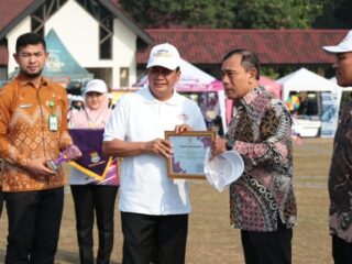 Bupati Anugerahi Kepala MAN 1 Tangerang sebagai Penggerak Forum Anak Terbaik