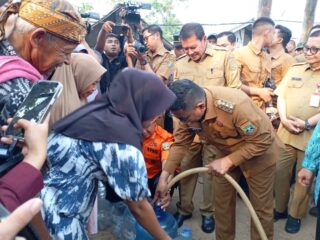 Krisis Air, Warga Tigaraksa Antre Bantuan Air Bersih dari Gubernur Banten
