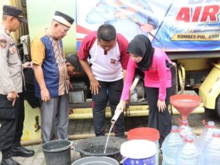 Polresta Tangerang Distribusikan Bantuan Air Bersih ke Warga Sentul Balaraja