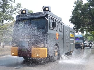 Polresta Tangerang Kerahkan Water Canon Bersihkan Jalan dari Abu Vulkanik GAK