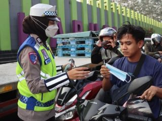 Imbas Abu Vulkanik GAK, Polresta Tangerang Bagikan Masker ke Pengguna Jalan