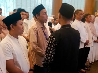 Mengabdi di Mayora, Warga Cangkudu Diberangkatkan Umroh Bareng Istri