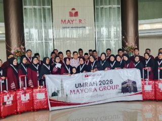Mayora Lepas 44 Karyawan ke Tanah Suci, Pasutri Jayanti Bawa Putri Kecilnya