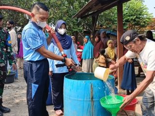 Lanud Saleh Basarah Salurkan Bantuan 10.000 Liter Air dan Sembako di Tigaraksa