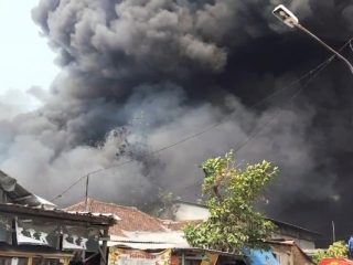 Pabrik Plastik di Cikupa Terbakar, Ledakan Terdengar Berulang, Warga Panik