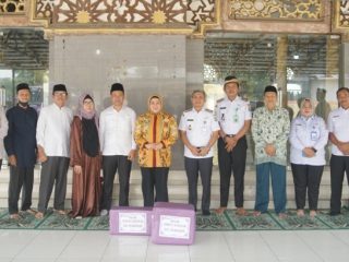 Jelang Haul Sang Ayah, Wabup Intan Salurkan Bantuan untuk Masjid di Tigaraksa dan Jambe
