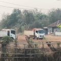 Truk Tanah Bikin Jalan Malangnengah Sindang Jaya Licin, Imbauan Kecamatan Tak Digubris