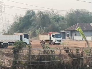 Truk Tanah Bikin Jalan Malangnengah Sindang Jaya Licin, Imbauan Kecamatan Tak Digubris