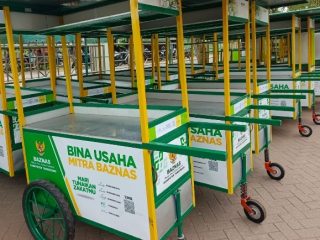 Berdayakan Masyarakat, BAZNAS Kabupaten Tangerang Salurkan Modal Usaha dan Gerobak